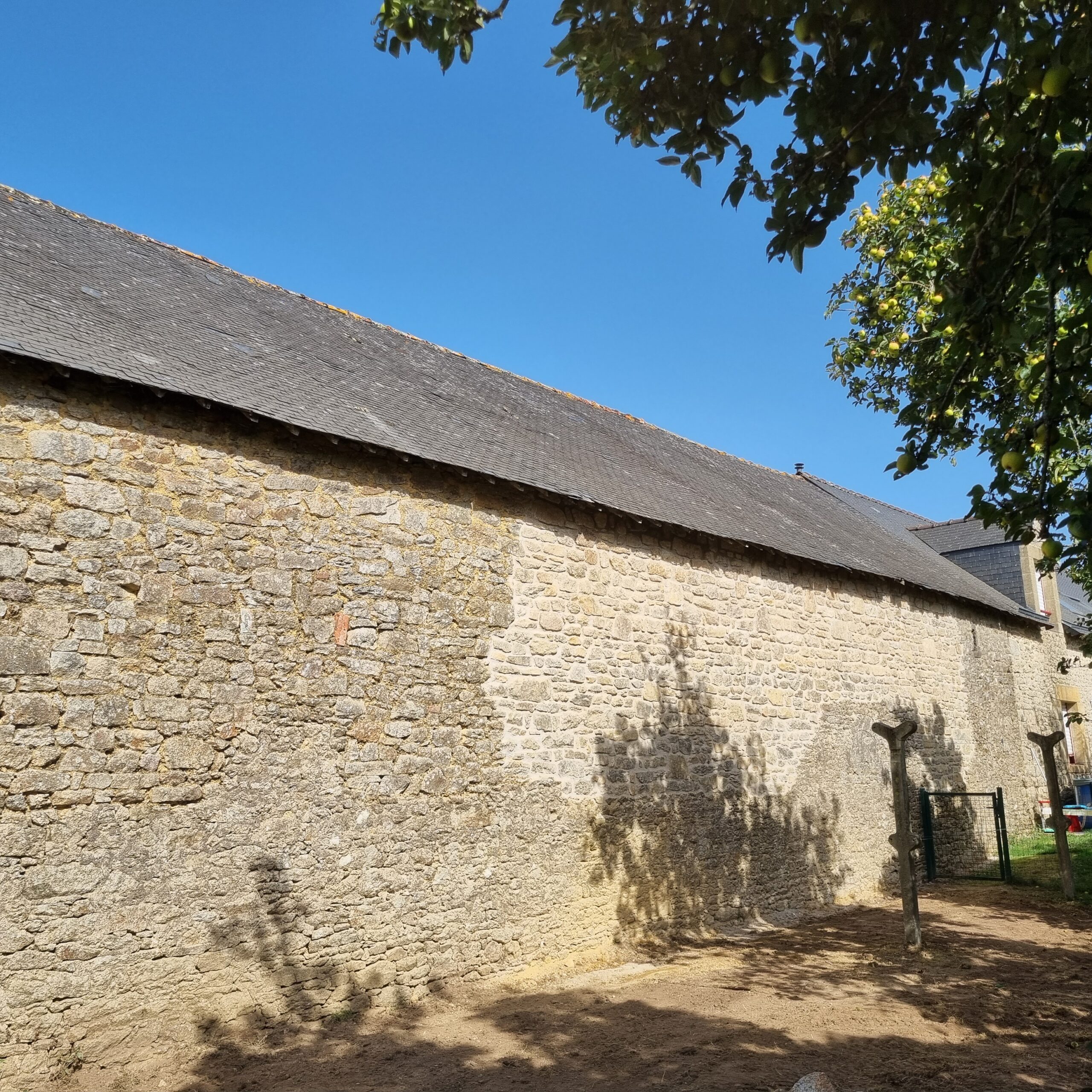 Remontage d'un mur en pierre après démolition